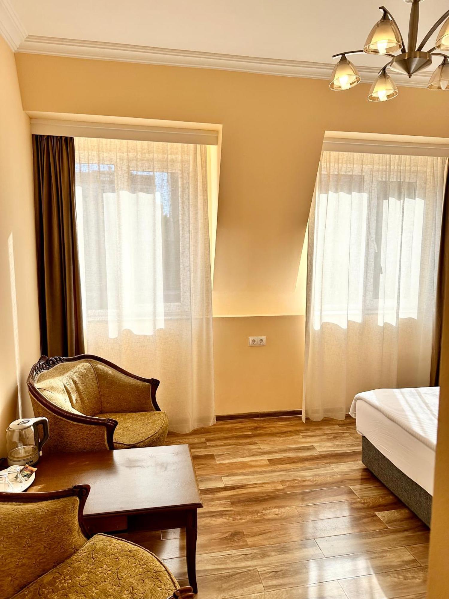 Old Clty Hotel Batumi Ngoại thất bức ảnh